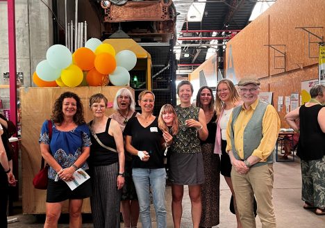 Kolleg*innen in der Festivalhalle
